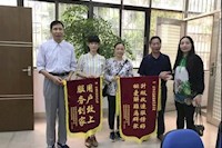 這兩面錦旗的背后，是對“群眾利益無小事”的堅守